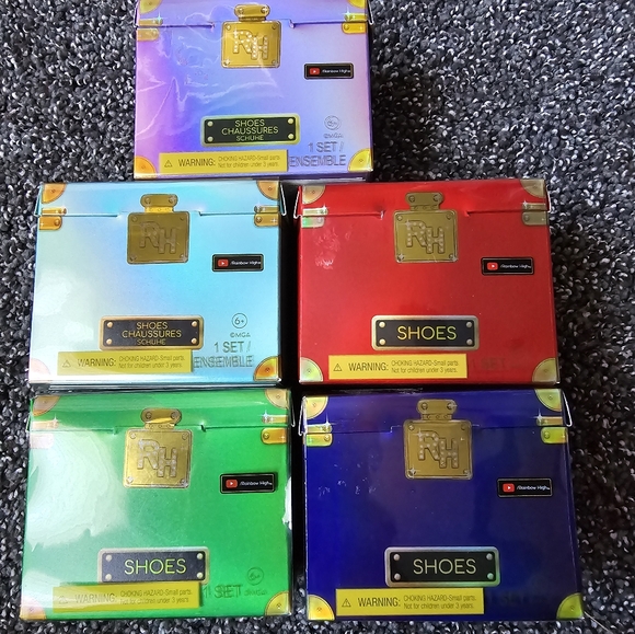 Rainbow High 34 And Shadow High 2 Blind Box Accesories - Picture 1 of 9